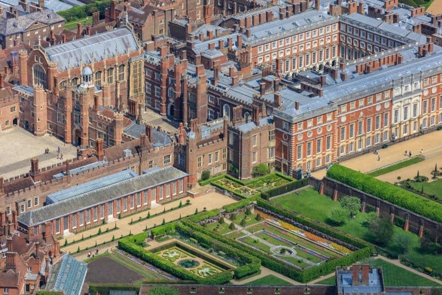  Hampton Court Palace (Surrey)